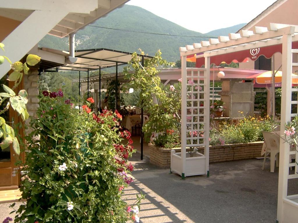 Logis Hotel Le Relais Du Serre Дьёлефи Экстерьер фото