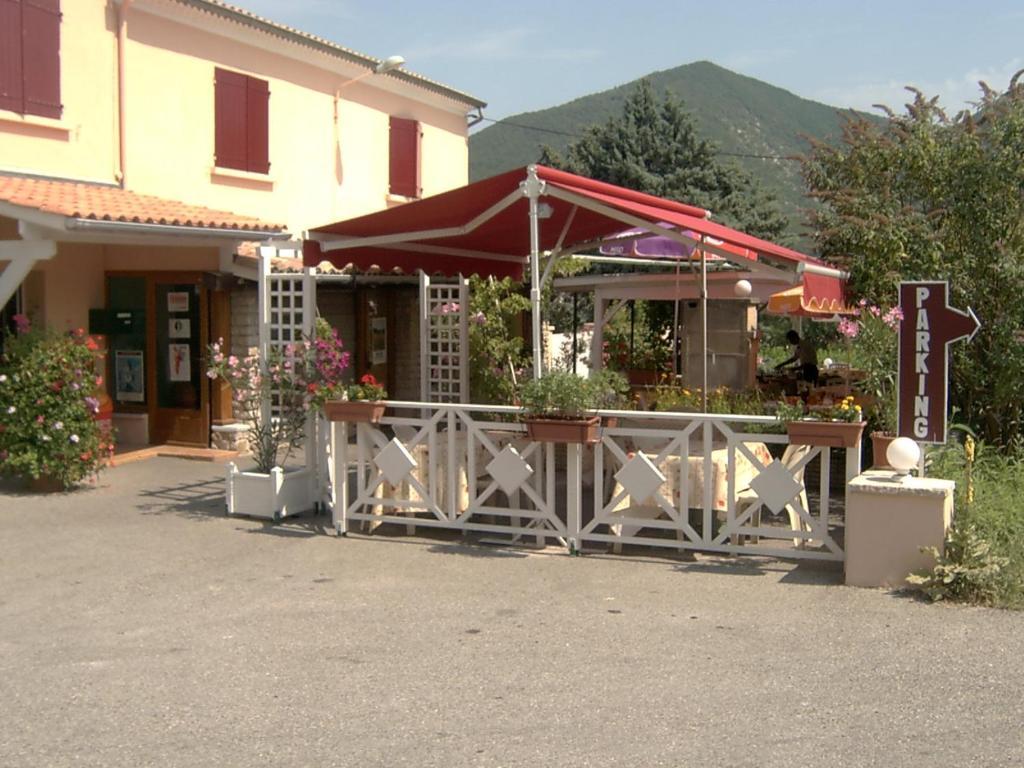 Logis Hotel Le Relais Du Serre Дьёлефи Экстерьер фото