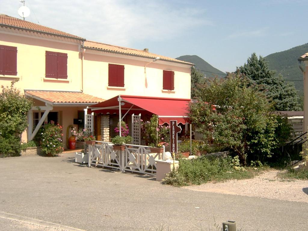 Logis Hotel Le Relais Du Serre Дьёлефи Экстерьер фото